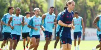 Filipe Luís e jogadores correndo no Ninho do Urubu