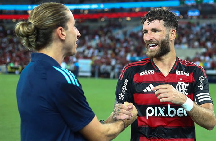 O técnico Filipe Luís e o zagueiro Léo Pereira em campo pelo Flamengo