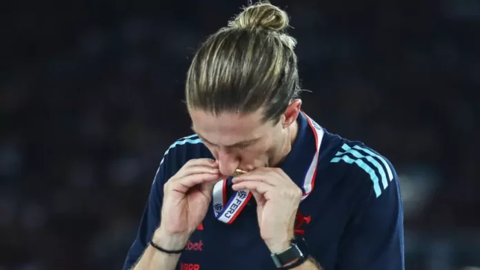Filipe Luís com a medalha de Campeão Carioca do Flamengo