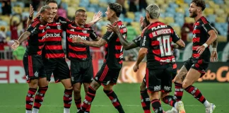 Jogadores do Flamengo comemoram gol contra o Fluminense