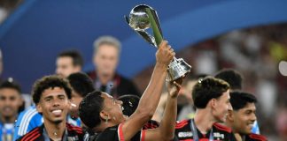 Jogadores do Flamengo com o troféu de Campeão Mundial sub-20 2024