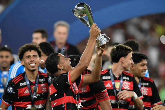 Jogadores do Flamengo com o troféu de Campeão Mundial sub-20 2024