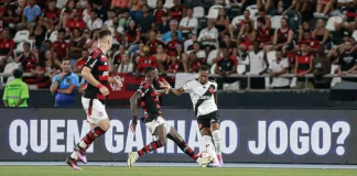 Gerson em campo pelo Flamengo contra o Vasco
