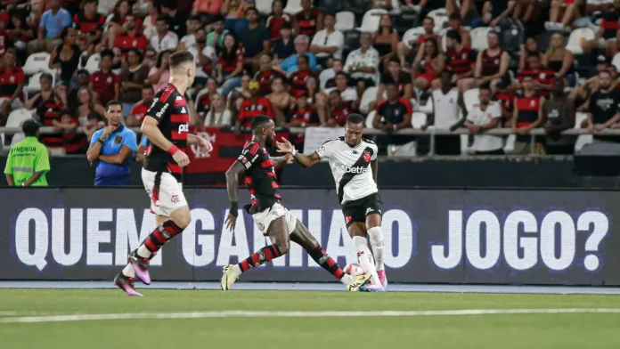 Gerson em campo pelo Flamengo contra o Vasco