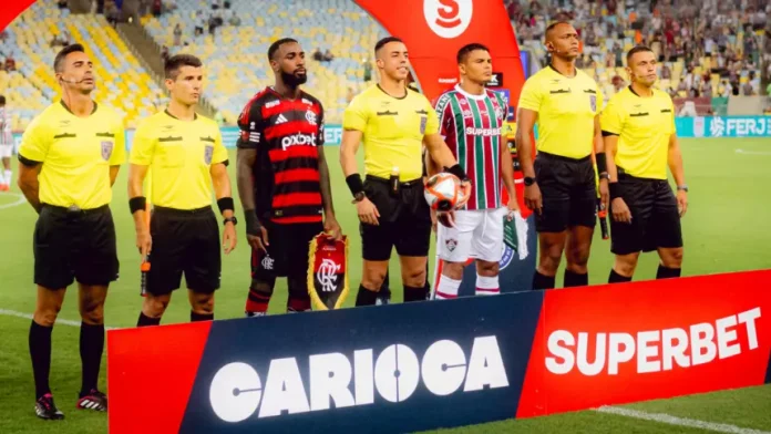 Gerson, Thiago Silva e os árbitros no 1º jogo da final entre Flamengo e Fluminense