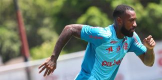Gerson em treino do Flamengo no Ninho do Urubu