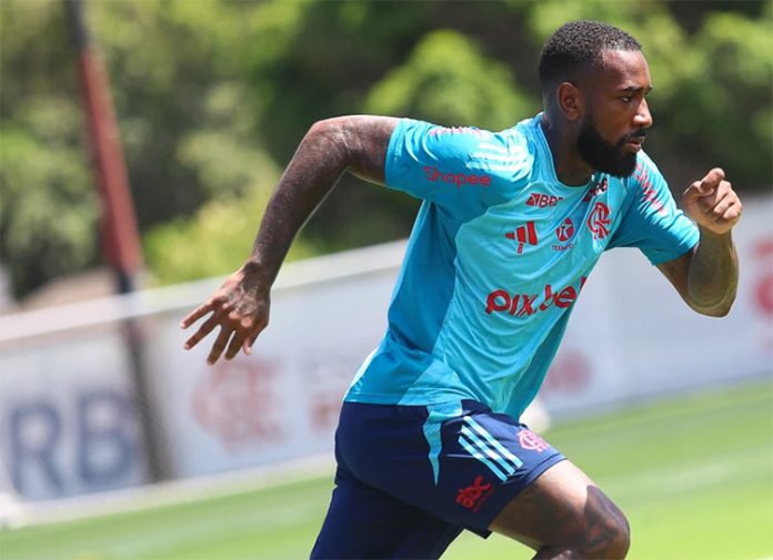 Gerson em treino do Flamengo no Ninho do Urubu