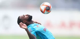 Gerson em treino do Flamengo no Ninho do Urubu