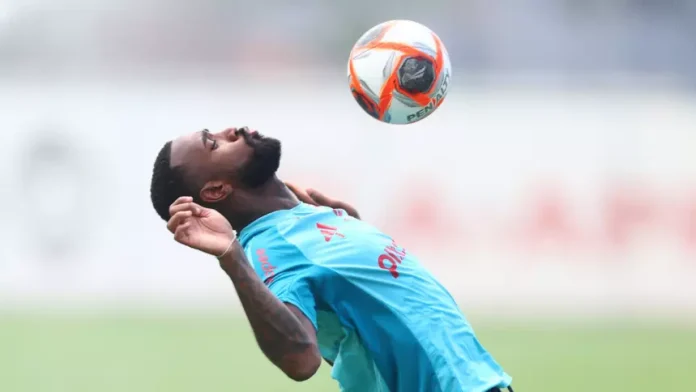 Gerson em treino do Flamengo no Ninho do Urubu