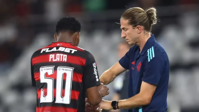 Gonzalo Plata e o técnico Filipe Luís, em campo pelo Flamengo