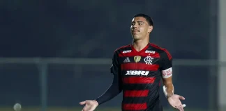 Zagueiro Iago em campo pelo Flamengo contra o Danúbio, pela Libertadores sub-20