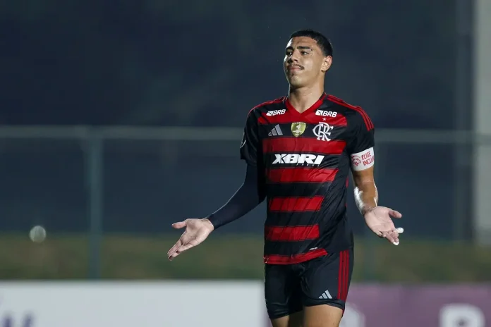 Zagueiro Iago em campo pelo Flamengo contra o Danúbio, pela Libertadores sub-20