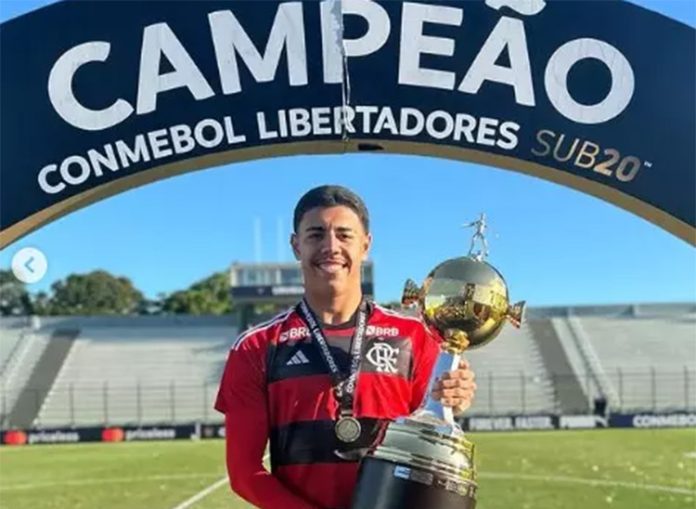 Iago com o Flamengo Campeão da Copa Libertadores sub-20 2024