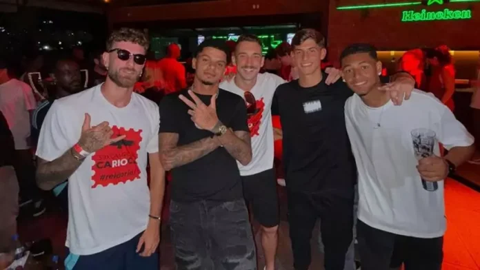 Jogadores do Flamengo festejam título do Carioca em grande festa
