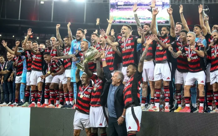 Ao lado do REI Zico, jogadores erguem o troféu do Flamengo Campeão Carioca 2025