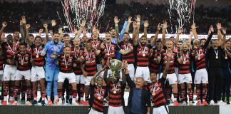 Jogadores e Zico erguendo o troféu do Flamengo Campeão Carioca 2025