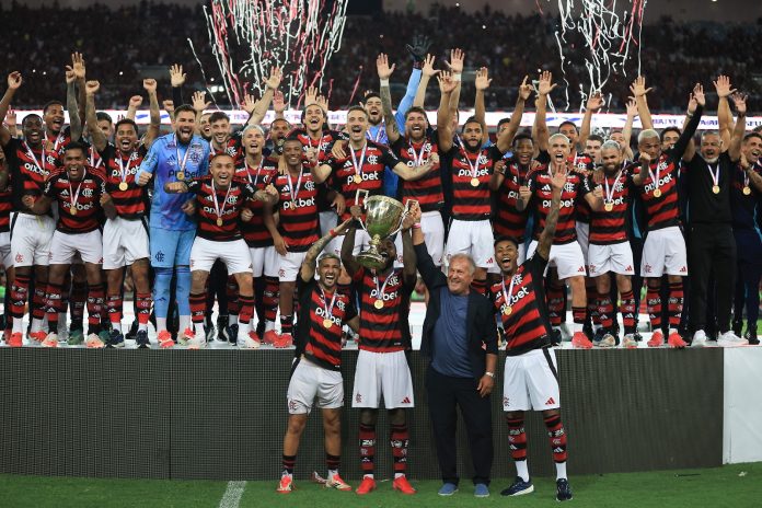 Jogadores e Zico erguendo o troféu do Flamengo Campeão Carioca 2025