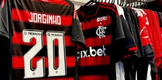 Camisa do Flamengo do Jorginho, vendida na loja oficial do Flamengo no Aeroporto Santos Dumont