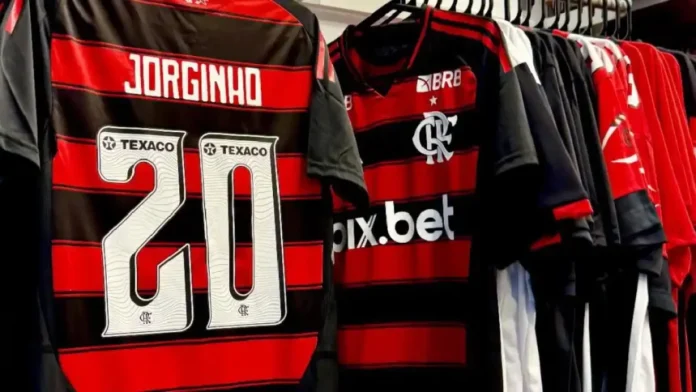 Camisa do Flamengo do Jorginho, vendida na loja oficial do Flamengo no Aeroporto Santos Dumont