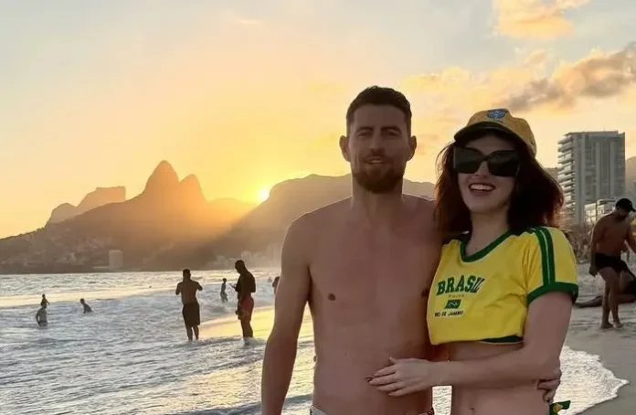 Jorginho e sua noiva na praia de Ipanema no Rio de Janeiro