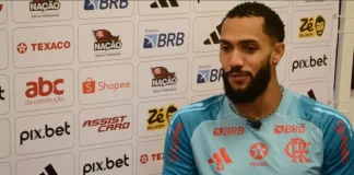 Juninho concede entrevista no Ninho do Urubu