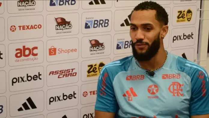 Juninho concede entrevista no Ninho do Urubu