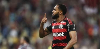 Juninho comemora o gol da vitória do Flamengo sobre o Fluminense