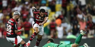 Juninho e Michael em campo pelo Flamengo contra o Internacional
