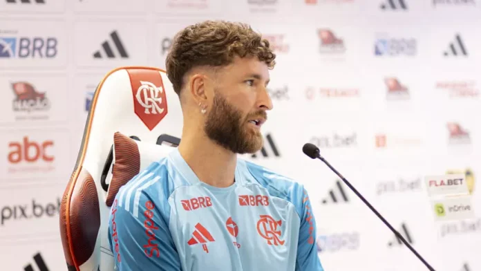 Léo Pereira em entrevista no Ninho do Urubu