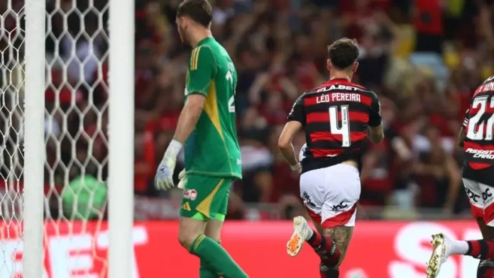 Léo Pereira comemora o gol de empate do Flamengo sobre o Internacional