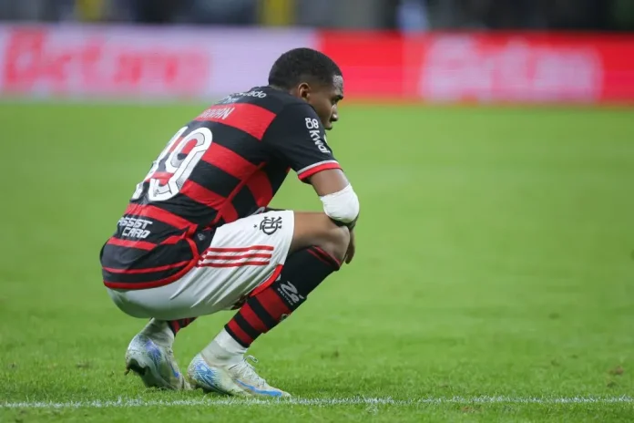 Lorran em campo pelo Flamengo