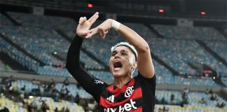 Luiz Araújo marca o gol da vitória do Flamengo sobre o Vasco