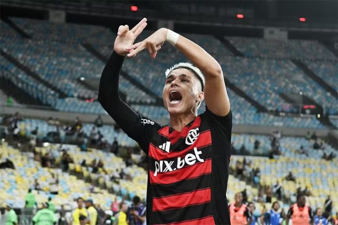 Luiz Araújo marca o gol da vitória do Flamengo sobre o Vasco