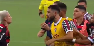 Jogador do Fluminense invade gramado pra agredir Luiz Araújo e é expulso