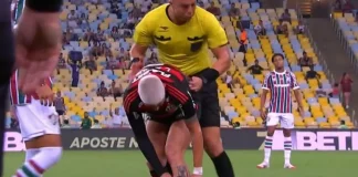 Luiz Araújo mostra tatuagem para provocar Mano Menezes