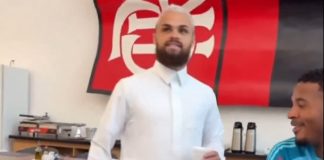 Michael chega de roupa árabe no Ninho do Urubu