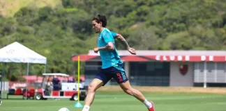 Pedro em treino do Flamengo no Ninho do Urubu