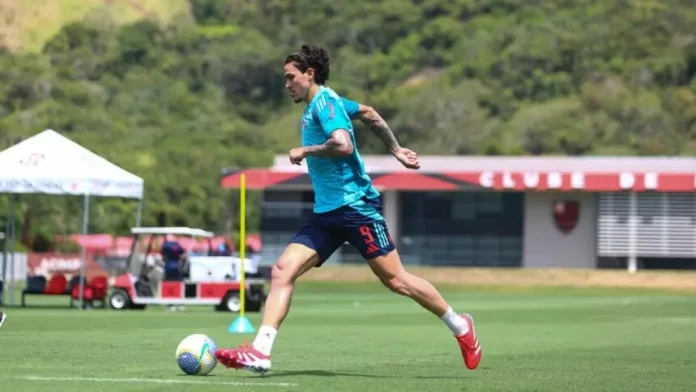Pedro em treino do Flamengo no Ninho do Urubu