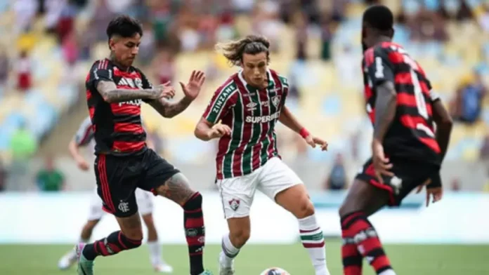 Pulgar e Gerson em campo pelo Flamengo contra o Fluminense