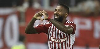 Rodinei em campo pelo Olympiacos