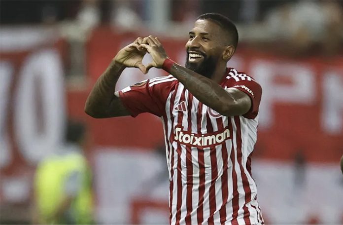 Rodinei em campo pelo Olympiacos