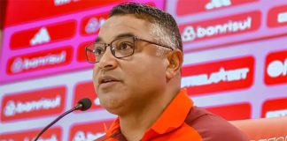 Roger Machado em entrevista pelo Internacional