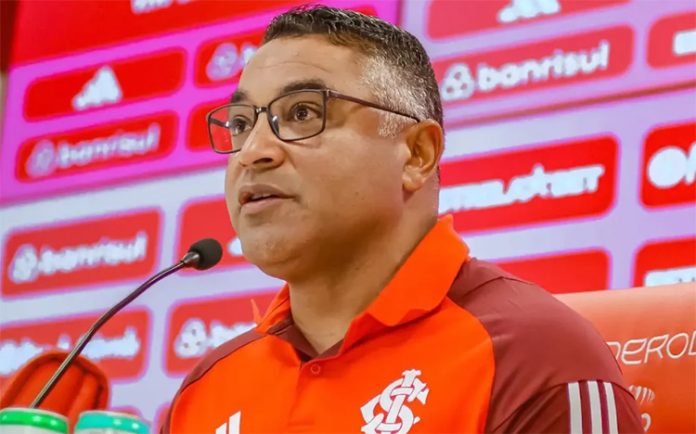 Roger Machado em entrevista pelo Internacional