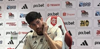 Rossi em entrevista no Ninho do Urubu