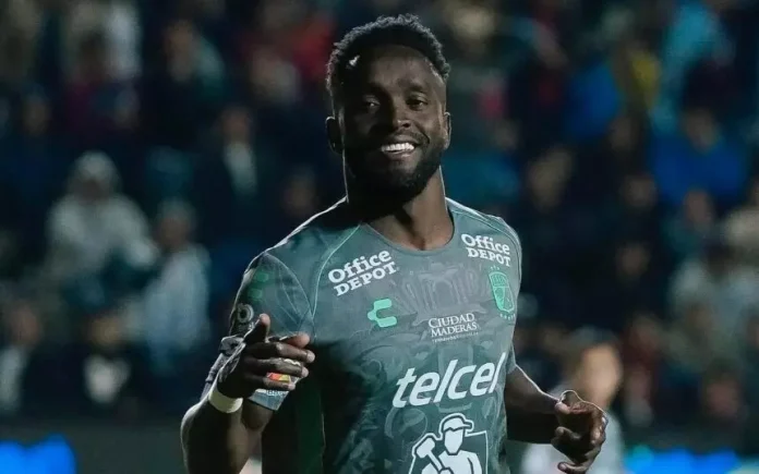 Steven Mendoza em campo pelo León