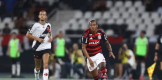 Wallace Yan em campo pelo Flamengo contra o Vasco da Gama