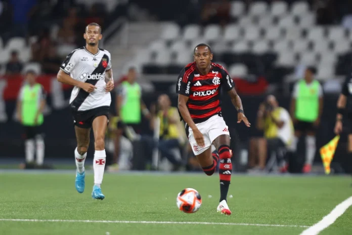 Wallace Yan em campo pelo Flamengo contra o Vasco da Gama