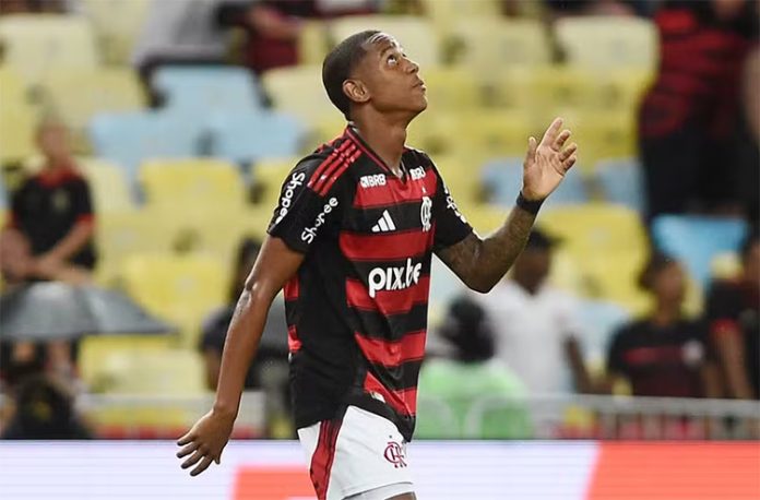 Wallace Yan em campo pelo Flamengo