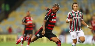 Wesley chuta para marcar o 1º gol do Flamengo na vitória sobre o Fluminense