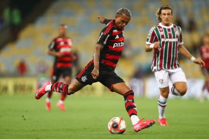 Wesley chuta para marcar o 1º gol do Flamengo na vitória sobre o Fluminense